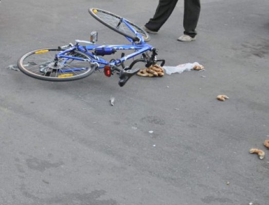 Biciclist internat în comă
